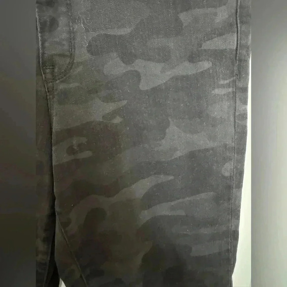 Social Standard by Sanctuary Ankle Skinny Mid Rise Flex Jean in Black Grey Camo - Picture 5 of 14